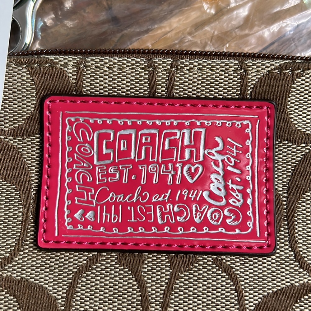 Coach signature small wristlet BNWT - Picture 4 of 10
